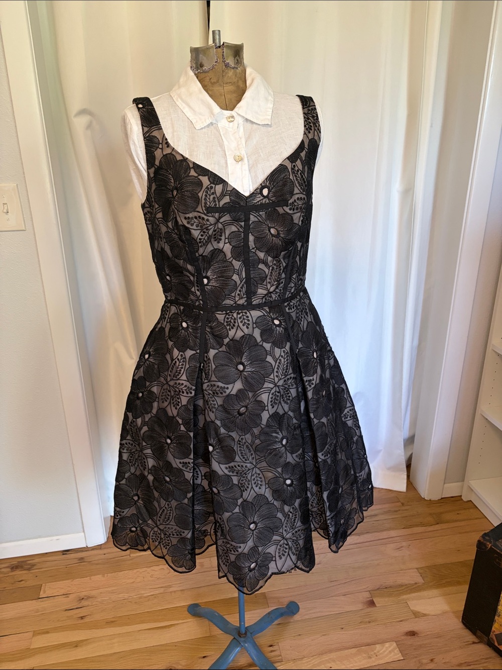 Black embroidery sheer sleeveless dress light nude lining size 8 pleated pockets